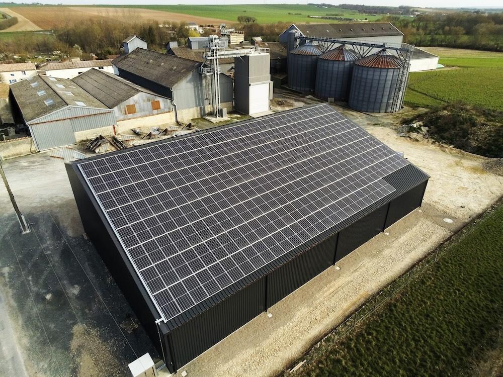 Batiment de stockage avec toiture en panneaux photovoltaïques