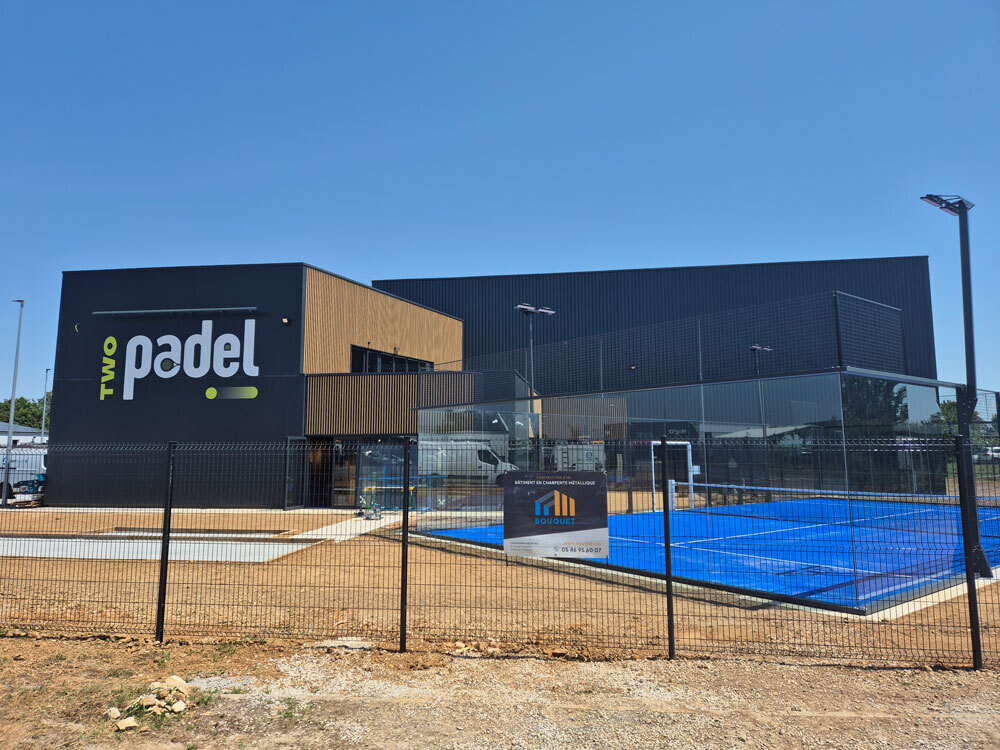 construction-complexe-sportif-salle-padel-charente-maritime-bouquet-charpente-metallique-panneaux-solaires-toiture