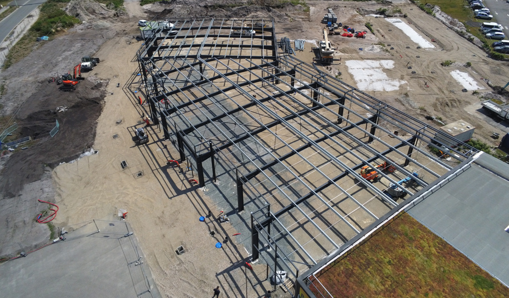 construction-salle-de-padel-en-charpente-metallique-charente-maritime