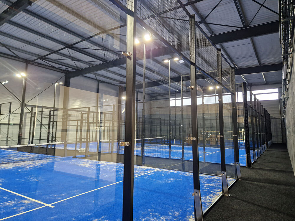 Terrain-padel-couvert-indoor-charpente-metallique-bouquetsa-charente-maritime