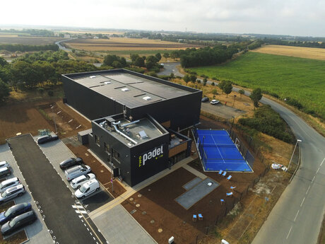 construction-terrain-padel-charente-maritime-bouquet-charpente-metallique-panneaux-solaires-toiture