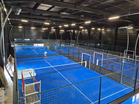 construction-terrain-padel-charente-maritime-bouquet-charpente-metallique