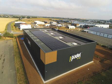 construction-terrain-padel-le-thou-17-bouquet-charpente-metallique-panneaux-solaires-toiture